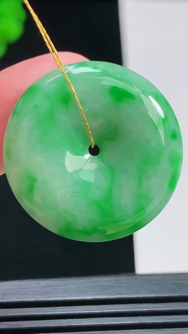 天然A货翡翠平安扣吊坠，尺寸26.5-6.2 重量:9.00g
8月3日