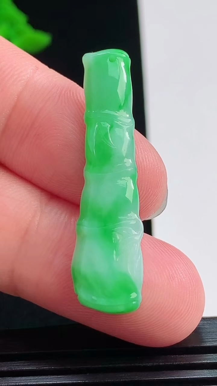 天然A货翡翠节节高升 竹节吊坠，尺寸38-10-4 重量:3.16g
8月3日