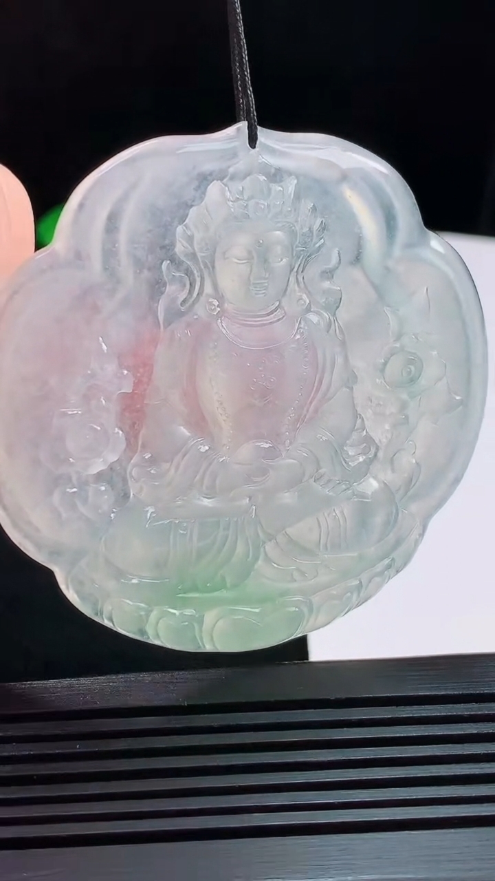 天然A货翡翠度母菩萨吊坠，尺寸57.2-5.5 重量:33.32g
8月3日