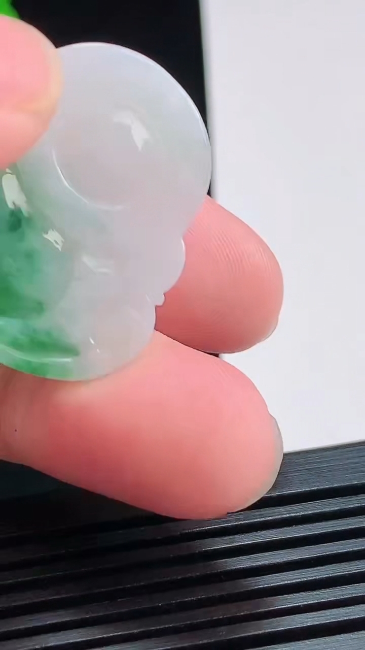 天然A货翡翠飘花佛公吊坠，尺寸31.6-33.5-6.2，重量:10.10g
8月3日