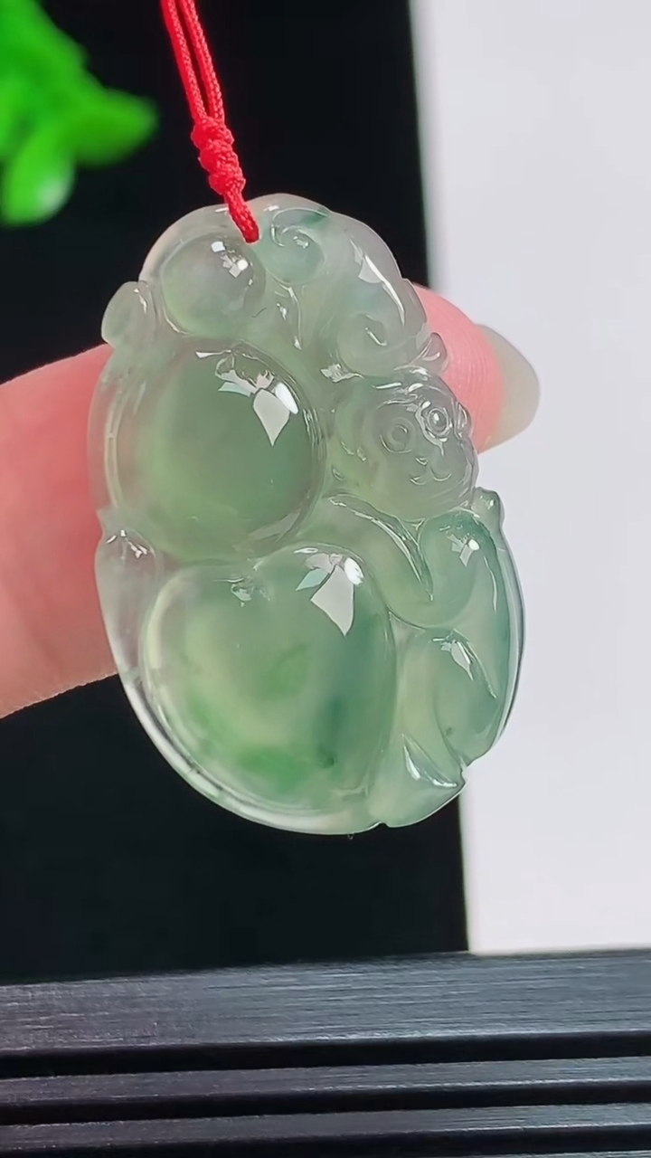 天然A货翡翠灵猴献瑞吊坠，尺寸28.6-18.6-4 重量:3.66g
8月3日