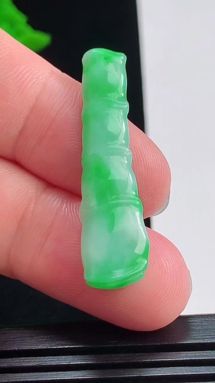 天然A货翡翠节节高升 竹节吊坠，尺寸38-10-4 重量:3.16g
8月3日