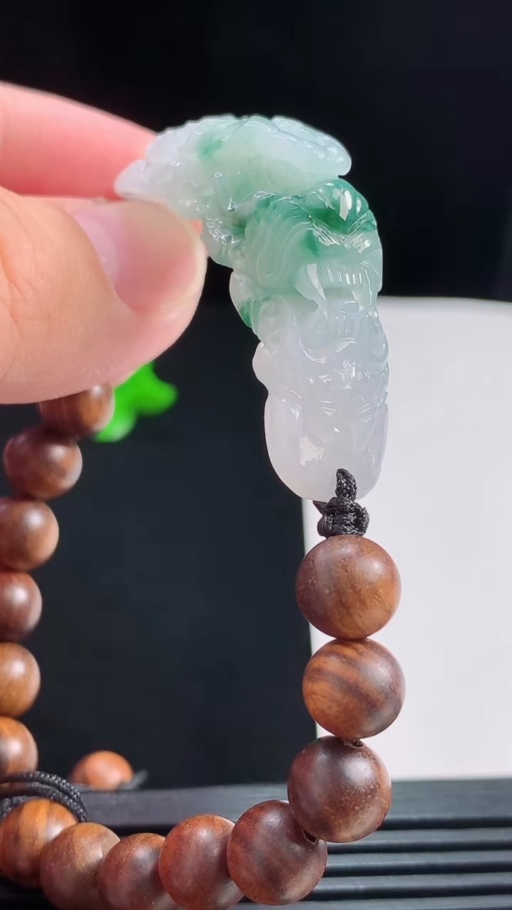 天然A货翡翠飘花龙牌手牌，尺寸49-12-13.8 重量:18.40g
8月3日