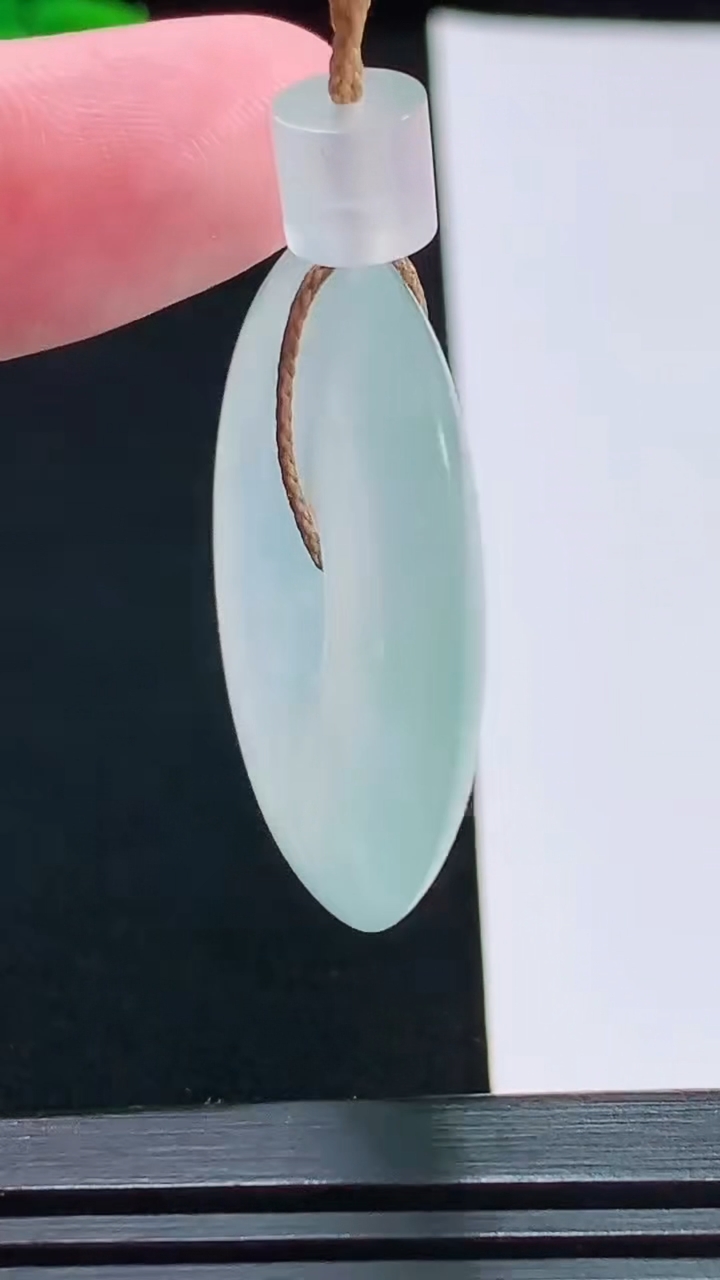 天然A货翡翠平安扣吊坠，尺寸34-5.8 重量:14.60g
8月3日