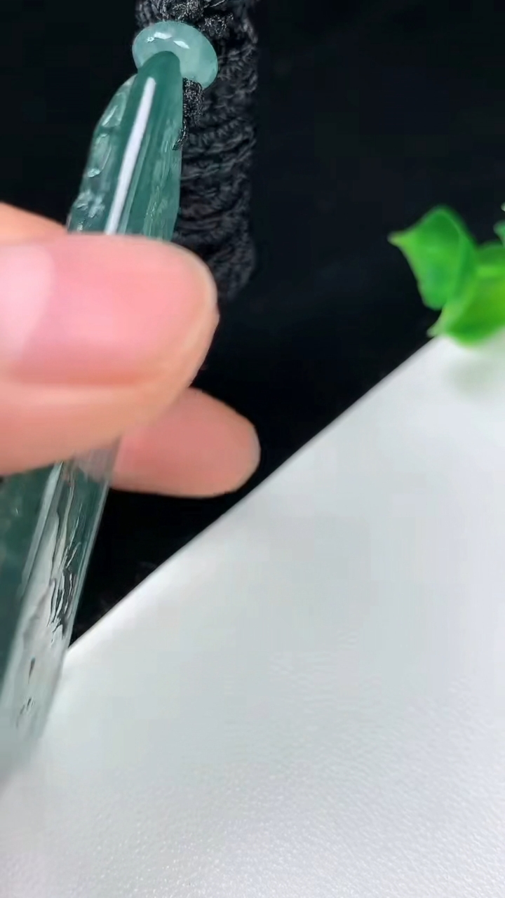 天然A货翡翠蓝水御龙观音菩萨吊坠，尺寸58.8-41.5-5，重量:27.17g
8月3日