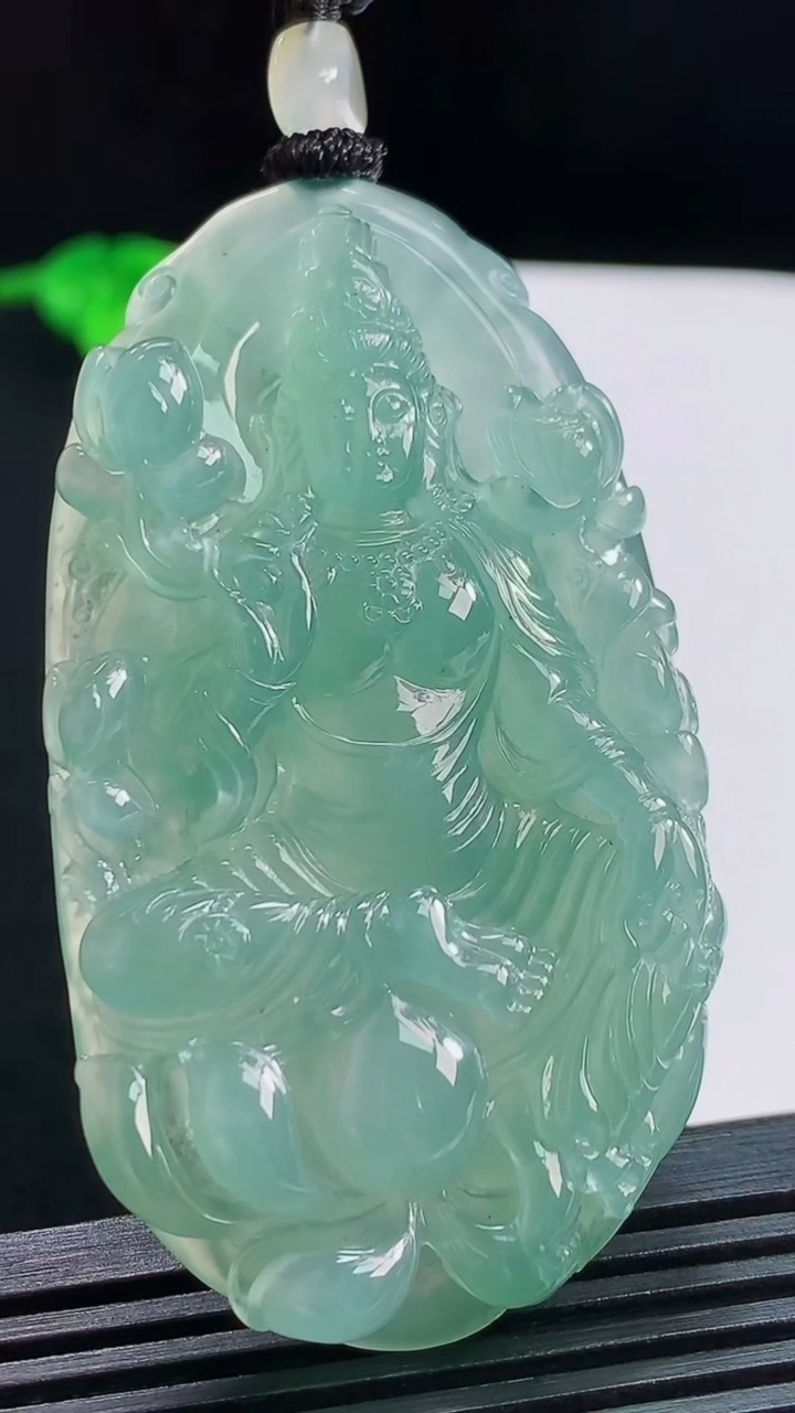 天然A货翡翠大势至菩萨吊坠，尺寸66-35-10.3 重量:47.83g
8月3日