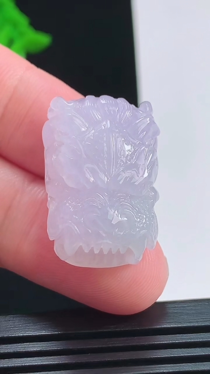 天然A货翡翠紫罗兰龙牌吊坠，尺寸27.6-18.5-13 重量:13.87g
8月3日