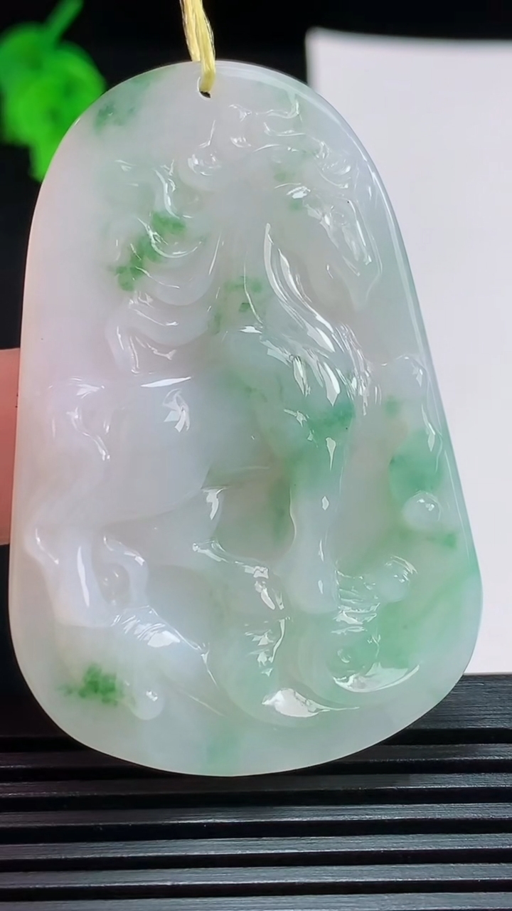 天然A货翡翠生肖马牌吊坠，尺寸54.5-36-6 重量:18.51g
8月3日
