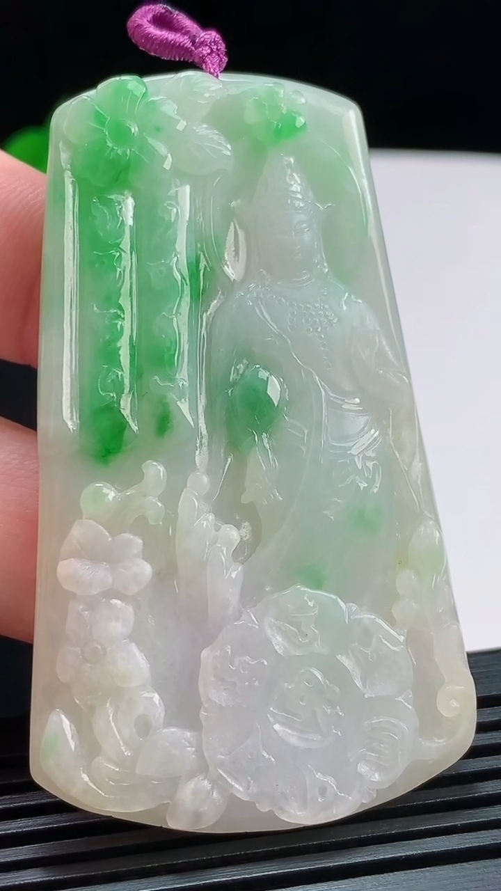 天然A货翡翠观音菩萨吊坠，尺寸67-38-5.6 重量:34.78g
8月3日