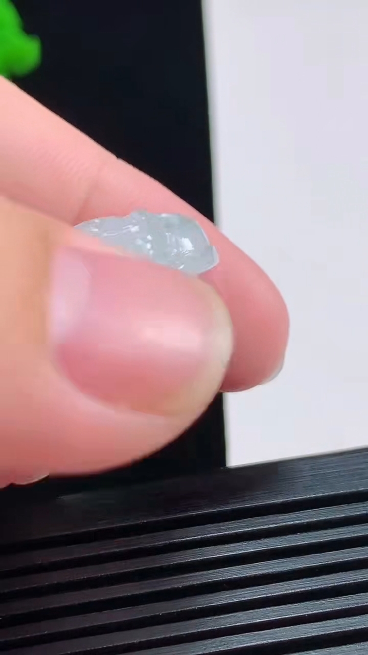 天然A货翡翠飘花佛公吊坠，尺寸30-32-5.8 重量:8.12g
8月3日