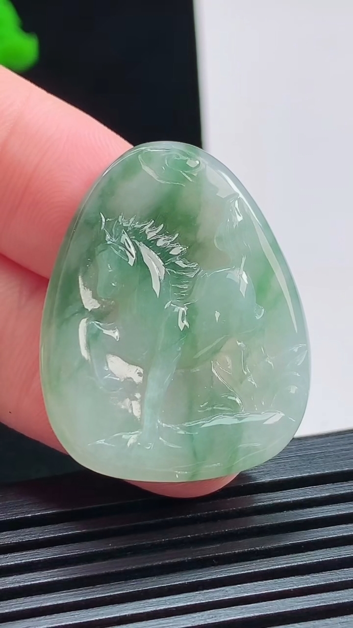 天然A货翡翠飘花生肖马牌吊坠，尺寸34-27-4 重量:7.36g
8月3日