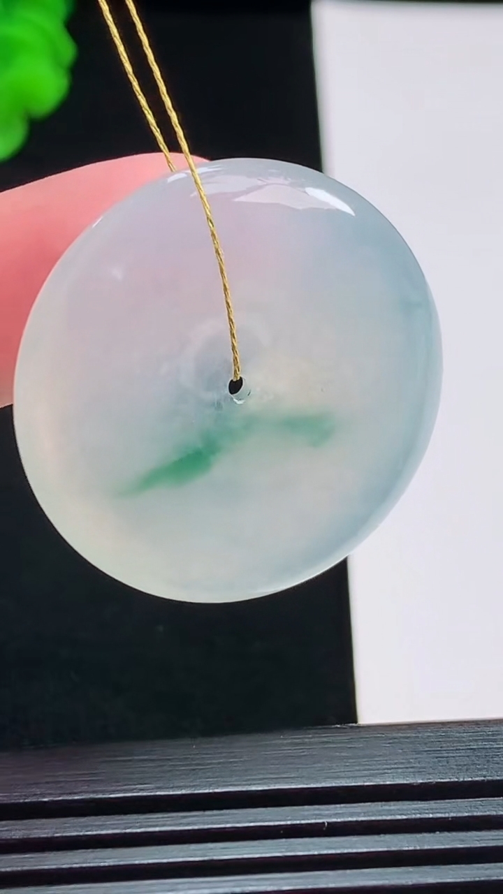 天然A货翡翠冰种飘花平安扣吊坠，尺寸32-5.5 重量:12.93g
8月3日