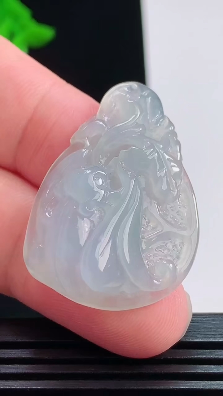 天然A货翡翠蝙蝠吊坠，尺寸36.2-25-9 重量:9.31g
8月3日