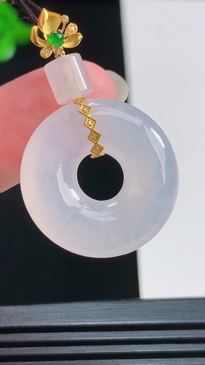 天然A货翡翠种白冰平安环吊坠，尺寸36.5-23-5.8 重量:6.64g
8月3日