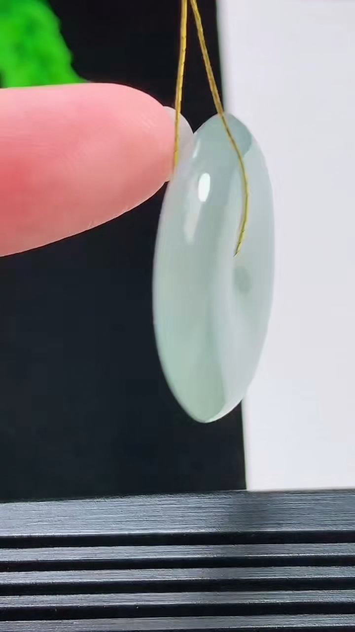 天然A货翡翠平安扣吊坠，尺寸28.5-6 重量:9.94g
8月3日