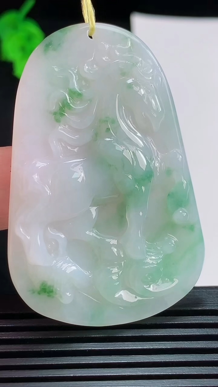 天然A货翡翠生肖马牌吊坠，尺寸54.5-36-6 重量:18.51g
8月3日