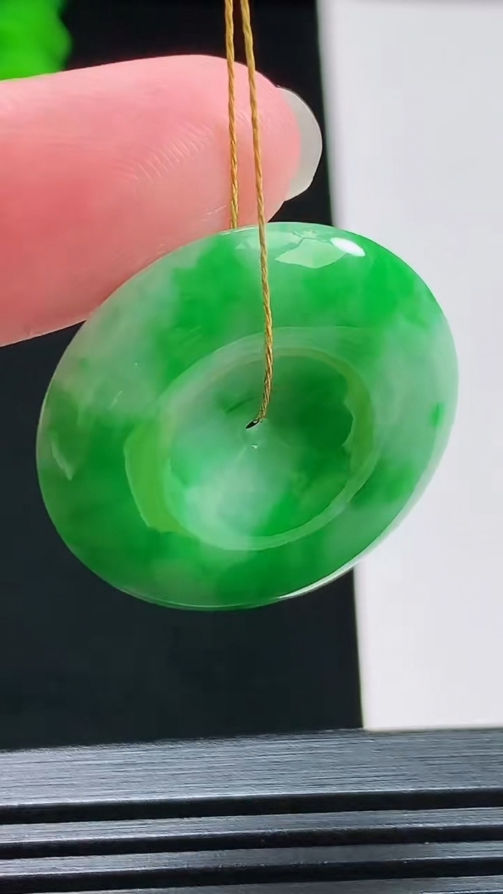 天然A货翡翠平安扣吊坠，尺寸26.5-6.2 重量:9.00g
8月3日