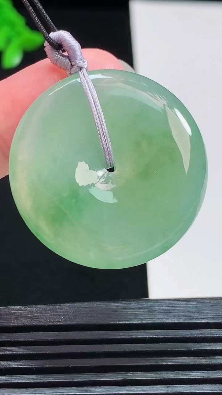 天然A货翡翠平安扣吊坠，尺寸32-6 重量:13.49g
8月3日