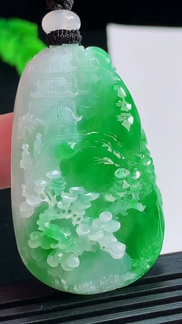 天然A货翡翠山水牌吊坠，尺寸47-29.5-11 重量:30.00g
8月3日