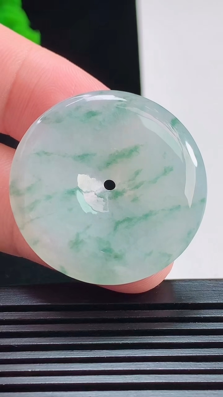 天然A货翡翠飘花平安扣吊坠，尺寸33-5 重量:12.10g
8月3日