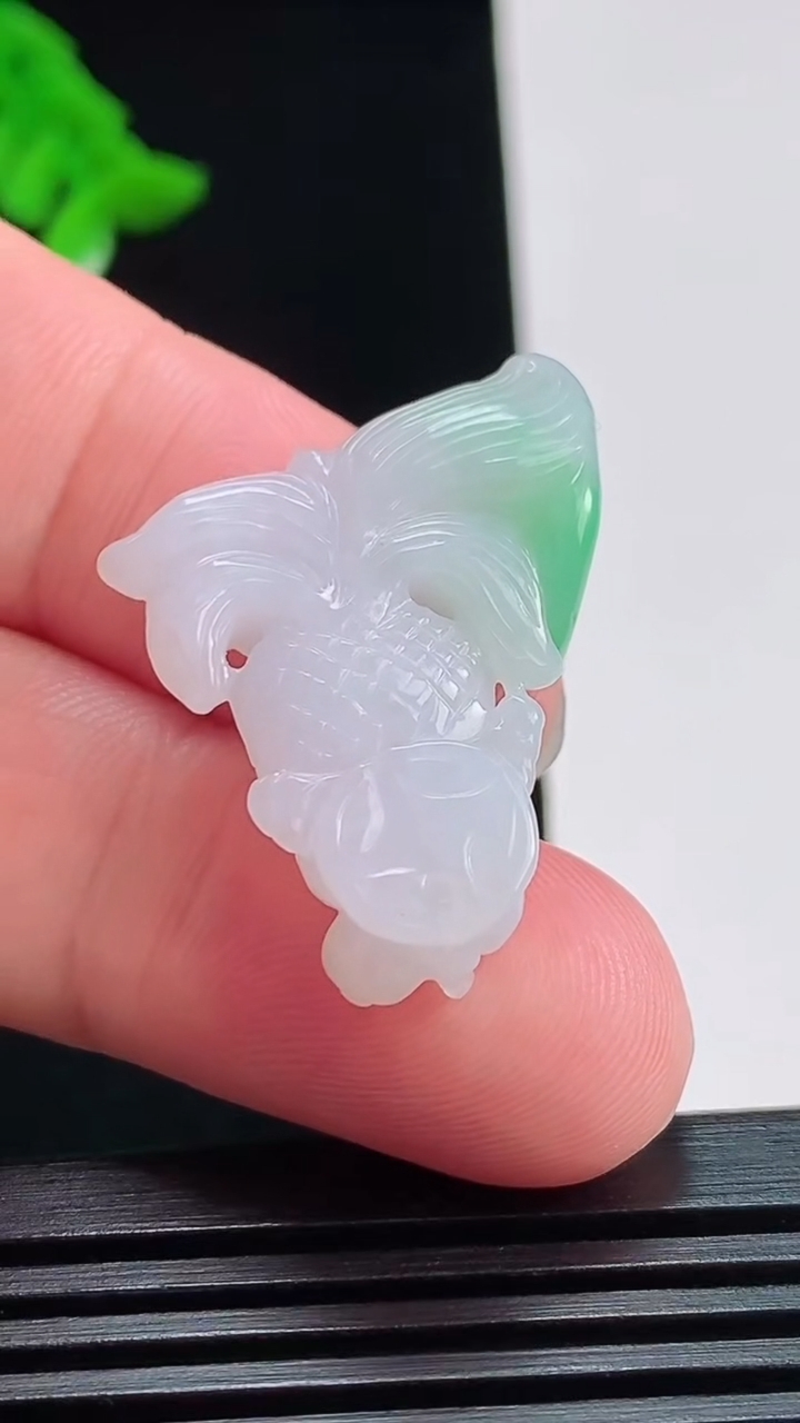 天然A货翡翠年年有余吊坠，尺寸30-23-7.8 重量:6.67g
8月3日