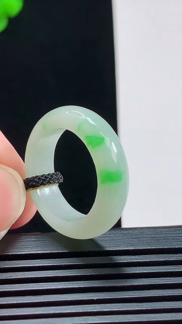 天然A货翡翠玉指环 戒指，尺寸17.3-5.8-3.8 重量:4.58g2026年8月3日
工厂直销