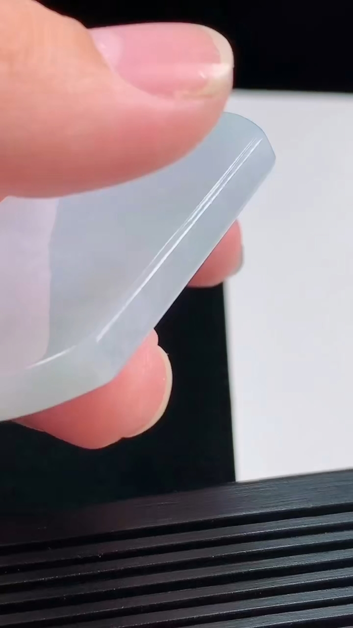 天然A货翡翠无事牌吊坠，尺寸52-40-5.2 重量:32.11g
8月3日