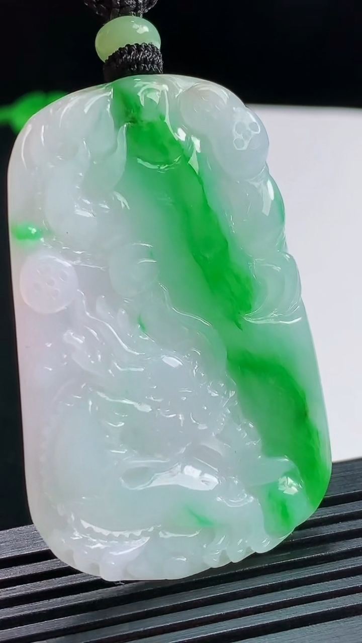 天然A货翡翠龙牌吊坠，尺寸55-35.5-5 重量:25.78g
8月3日