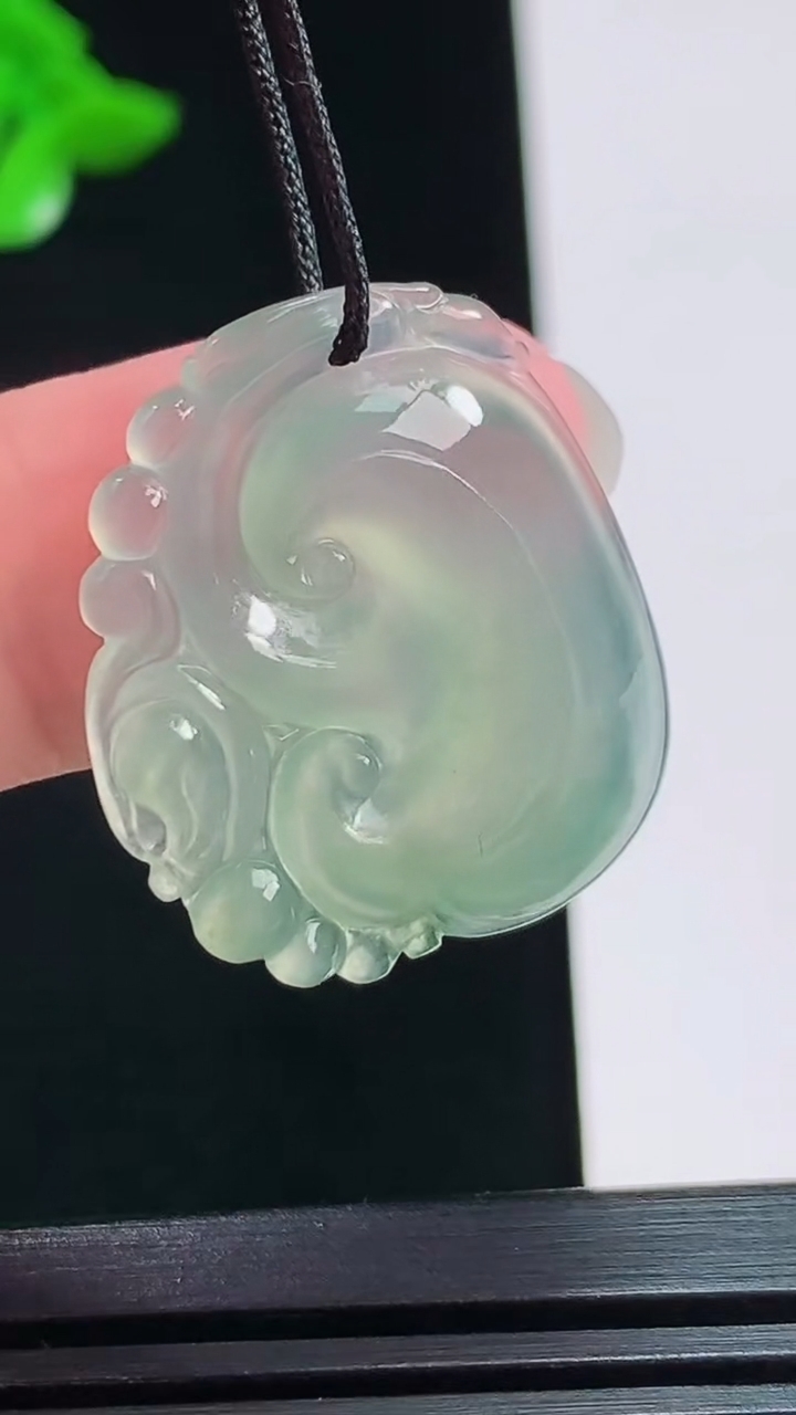 天然A货翡翠如意吊坠，尺寸26-22.8-4.6 重量:4.23g
8月3日