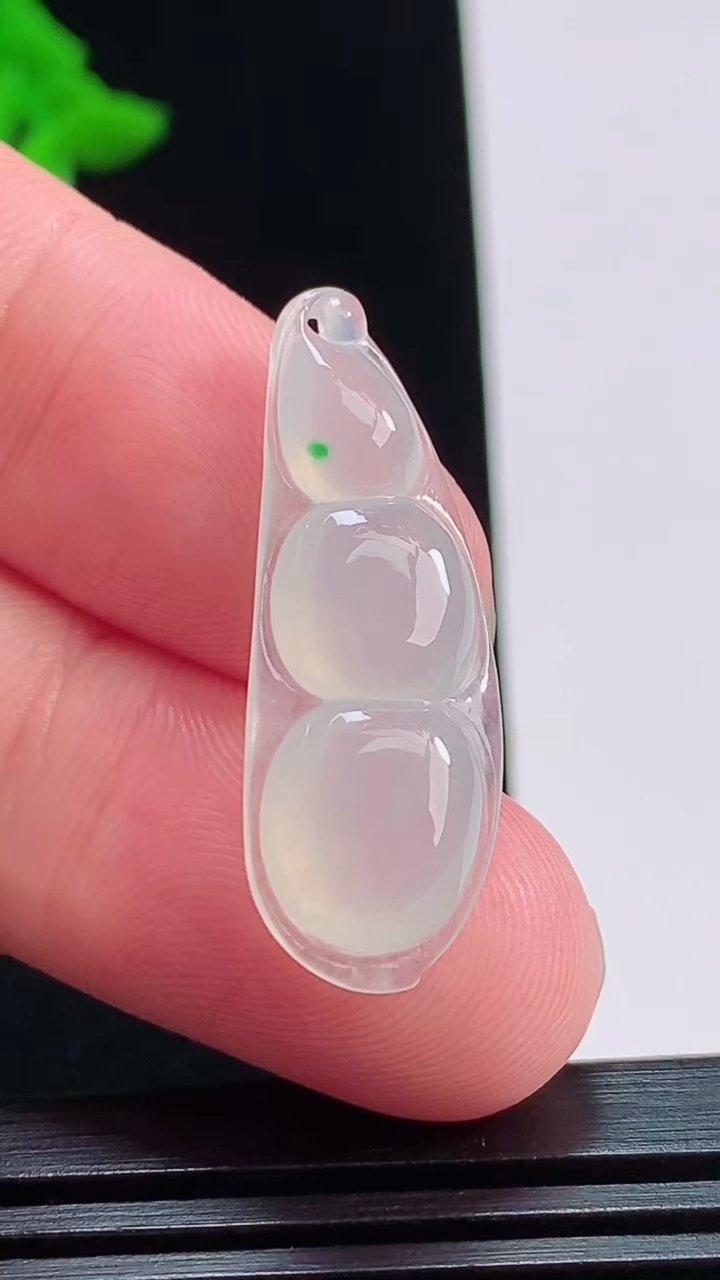 天然A货翡翠福豆吊坠，尺寸31.5-11-5.2 重量:2.69g
8月3日