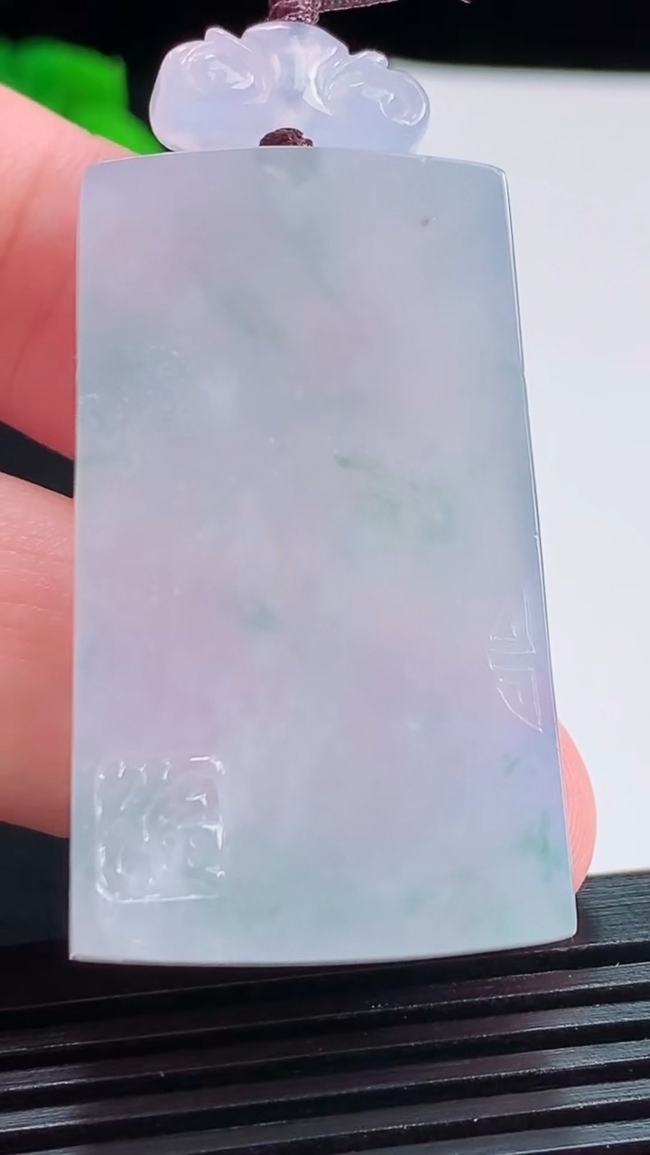 天然A货翡翠紫罗兰 飘花仿古无事牌吊坠，尺寸52-25-6.6 重量:23.11g
8月3日