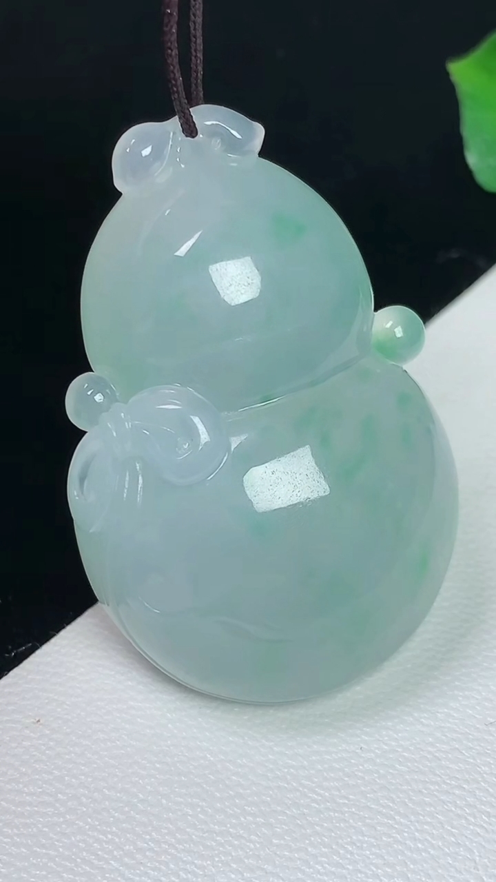 天然A货翡翠葫芦吊坠，尺寸39.3-25.6-11.5，重量:19.21g
8月3日