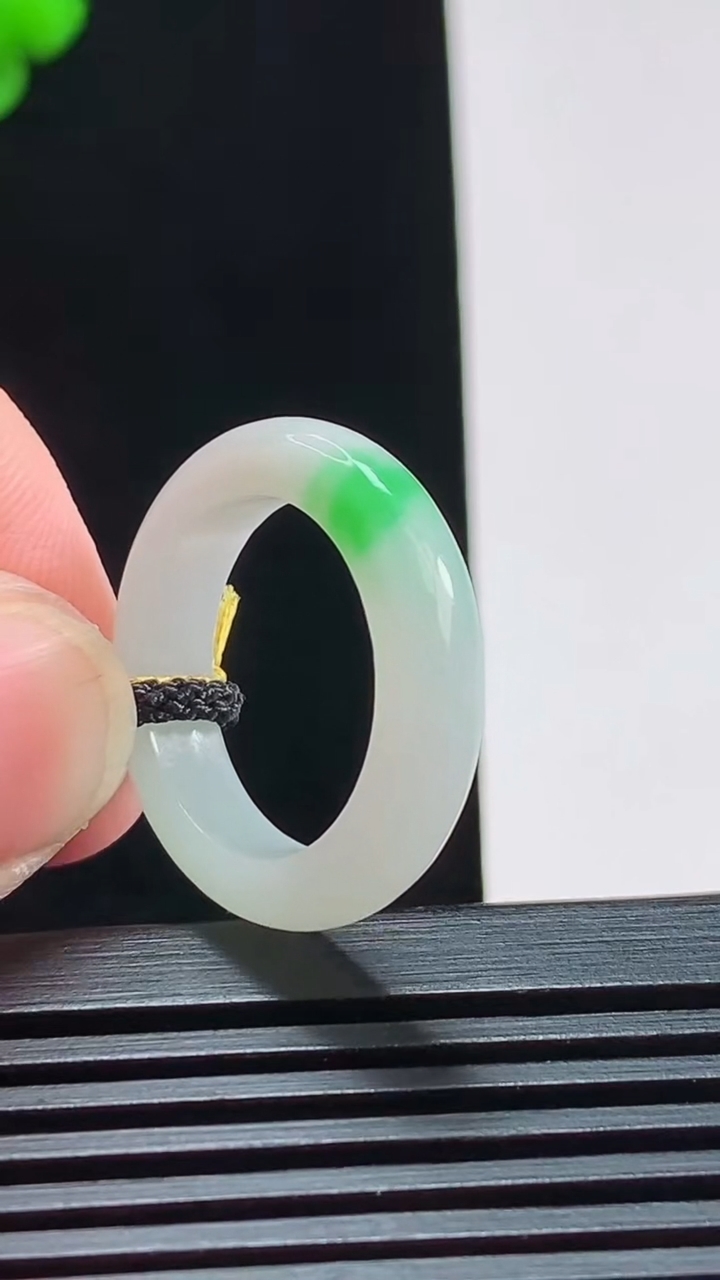 天然A货翡翠玉指环 戒指，尺寸17-4.6-3.5 重量:3.44g2026年8月3日
工厂直销收藏佳品,种好水足，色泽均匀，有种有色，上手高大气！
