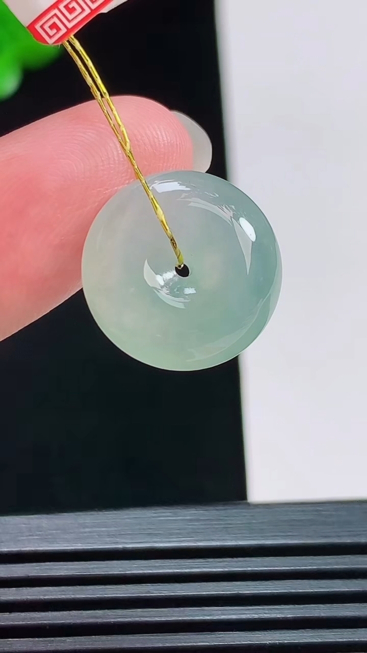 天然A货翡翠平安扣吊坠，尺寸16-5.8 重量:3.05g
8月3日