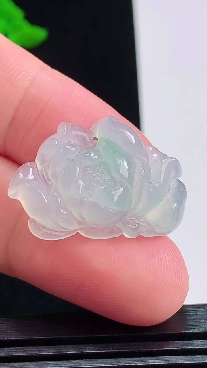 天然A货翡翠莲花吊坠，尺寸19.5-28-5 重量:4.16g
8月3日