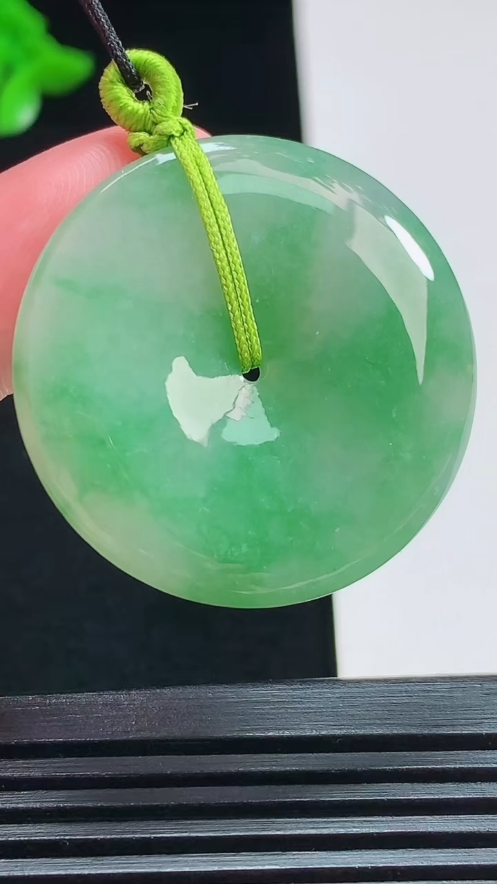 天然A货翡翠平安扣吊坠，尺寸33-5 重量:11.80g
8月3日