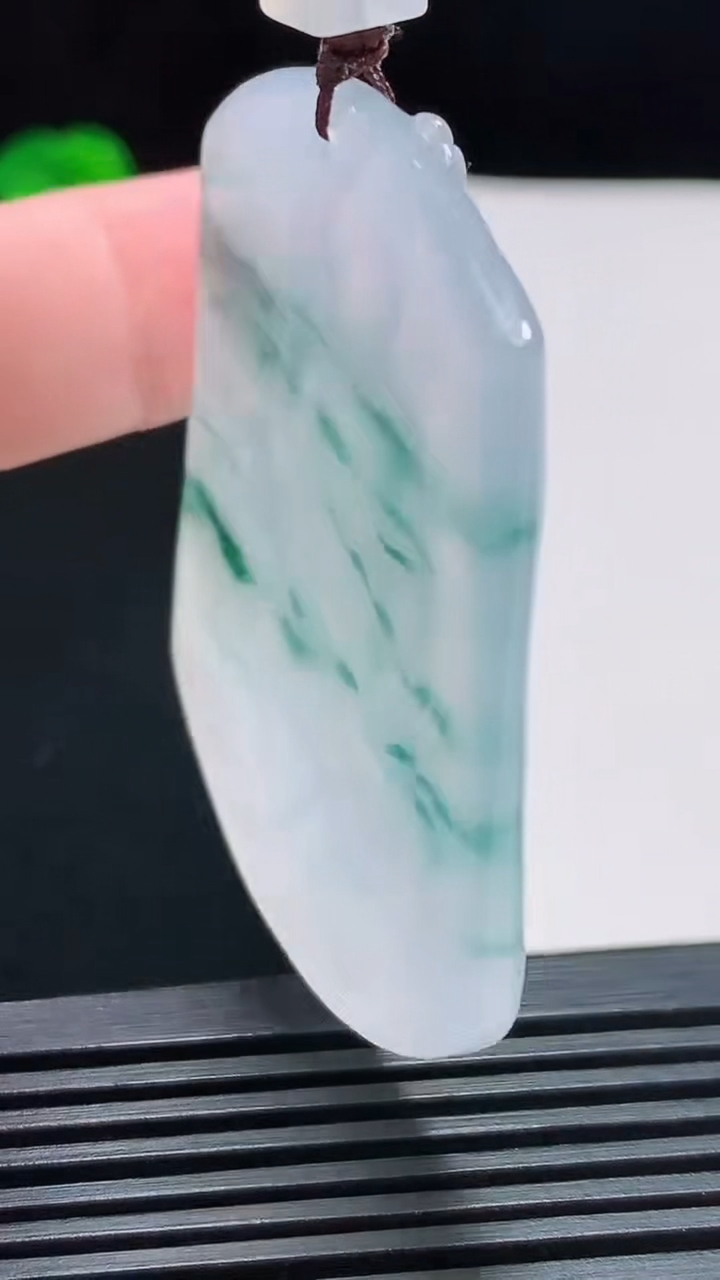 天然A货翡翠冰种飘花普贤菩萨吊坠，尺寸53-42.6-5.2，重量:28.55g
8月3日