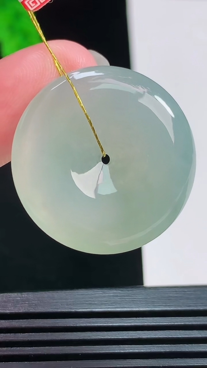 天然A货翡翠平安扣吊坠，尺寸28.5-6 重量:9.94g
8月3日