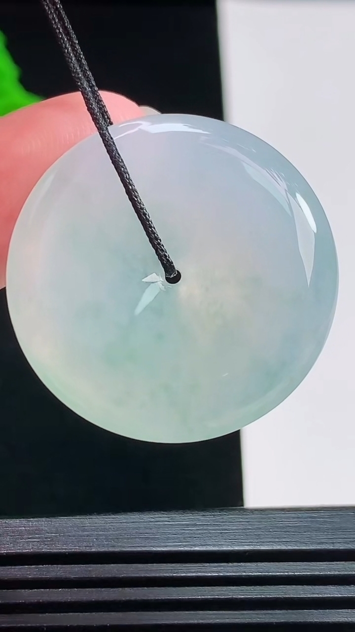 天然A货翡翠平安扣吊坠，尺寸30-5.6 重量:10.24g
8月3日