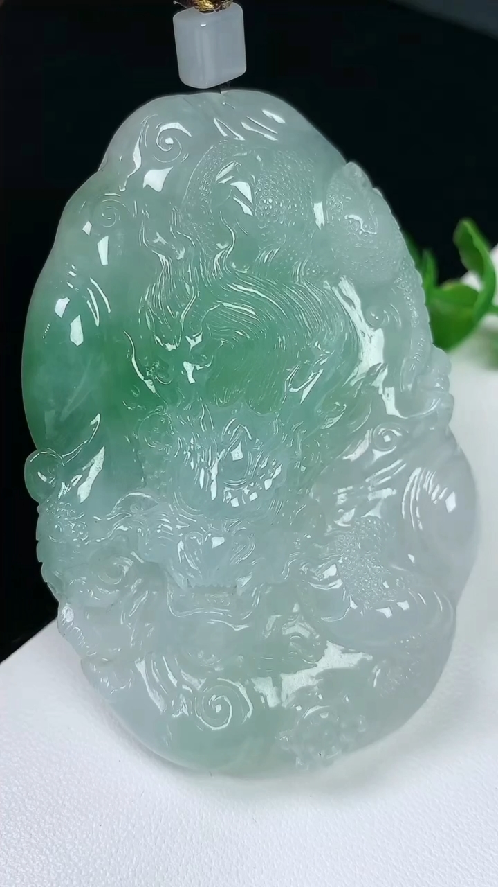 天然A货翡翠龙牌吊坠，尺寸73.8-48.2-11.2，重量:71.31g
8月3日
