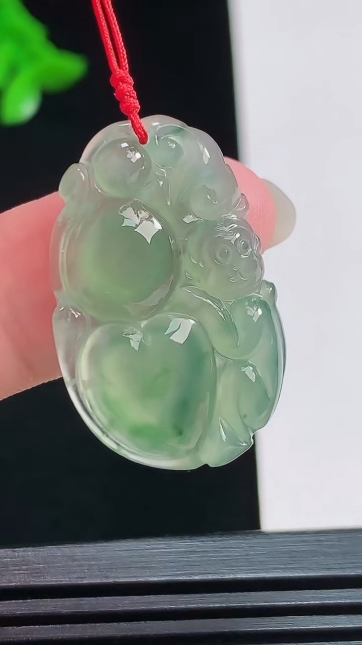 天然A货翡翠灵猴献瑞吊坠，尺寸28.6-18.6-4 重量:3.66g
8月3日