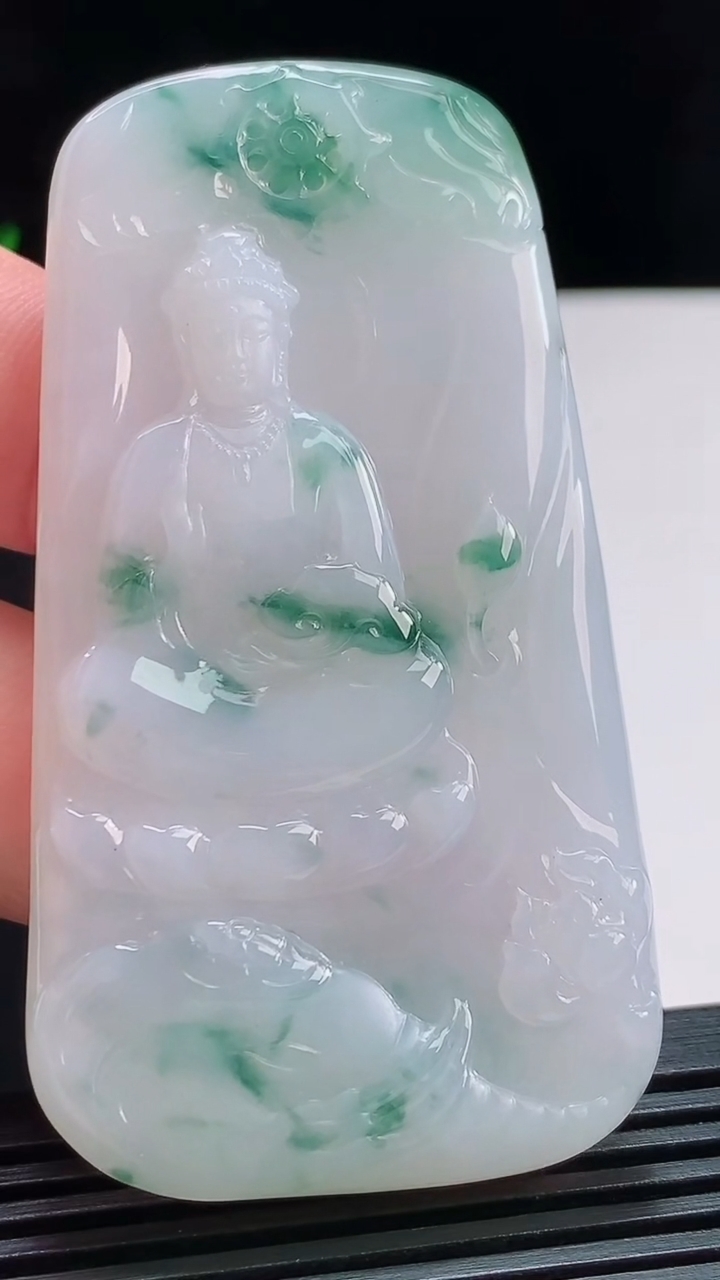 天然A货翡翠飘花普贤菩萨吊坠，尺寸69-37-5.8 重量:37.04g
8月3日