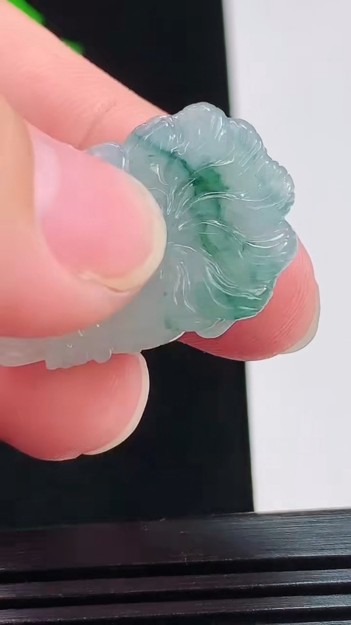 天然A货翡翠飘花龙牌吊坠，尺寸30.5-19.8-9.2 重量:9.00g
8月3日