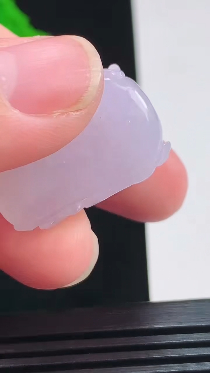 天然A货翡翠紫罗兰龙牌吊坠，尺寸27.6-18.5-13 重量:13.87g
8月3日