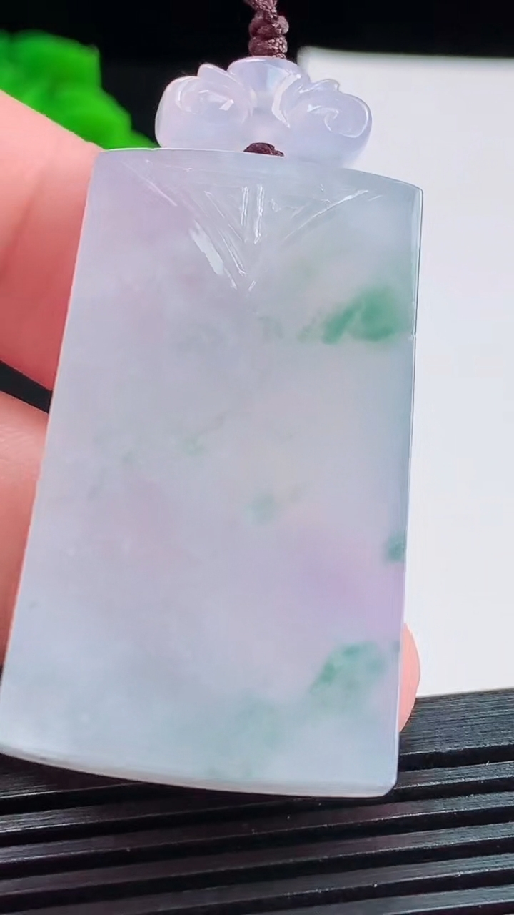 天然A货翡翠紫罗兰 飘花仿古无事牌吊坠，尺寸52-25-6.6 重量:23.11g
8月3日