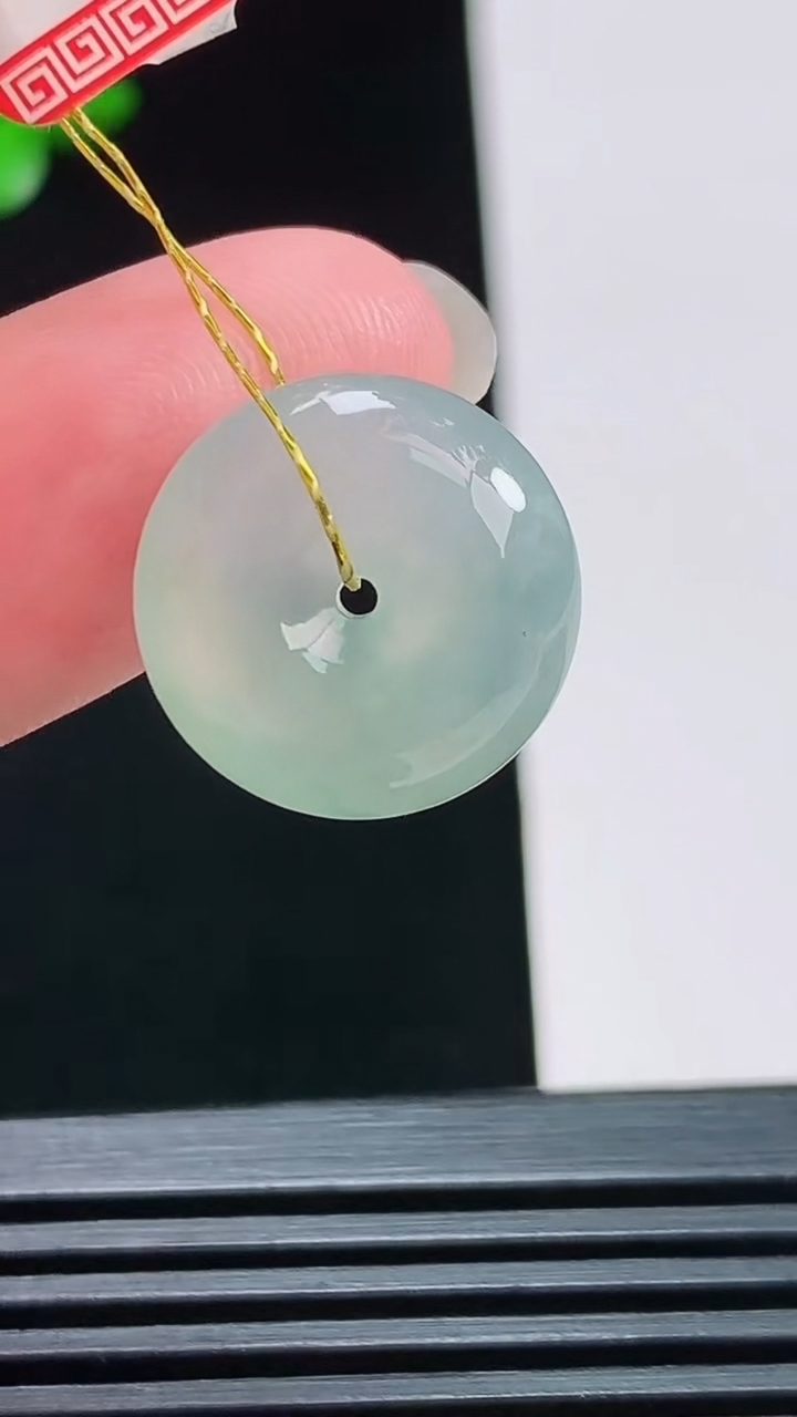 天然A货翡翠平安扣吊坠，尺寸16-5.8 重量:3.05g
8月3日