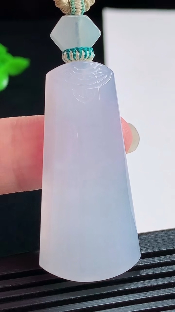 天然A货翡翠冰种紫罗兰仿古无事牌吊坠，尺寸42-20-5.6 重量:12.66g
8月3日