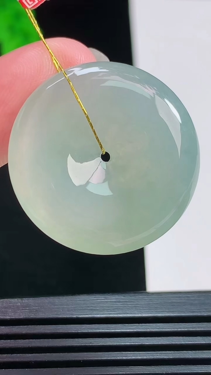 天然A货翡翠平安扣吊坠，尺寸28.5-6 重量:9.94g
8月3日