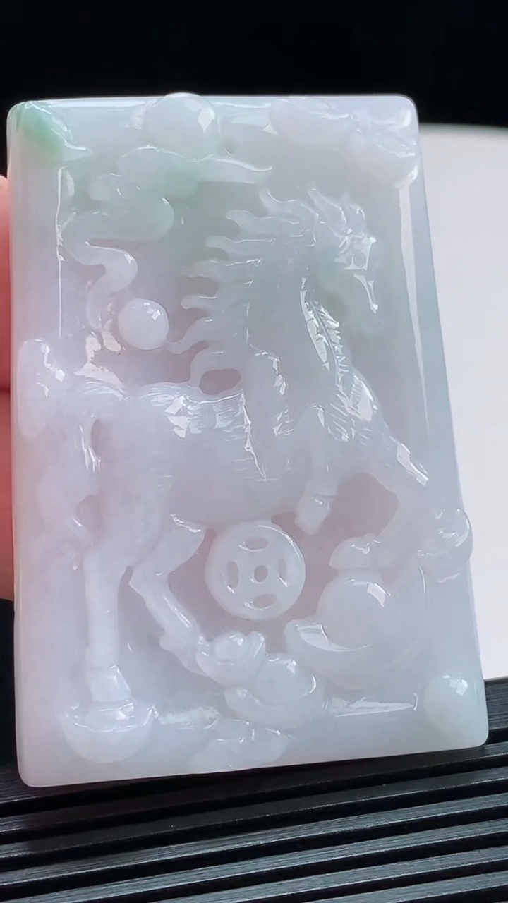 天然A货翡翠生肖马牌吊坠，尺寸58-40-6.5 重量:36.88g
8月3日