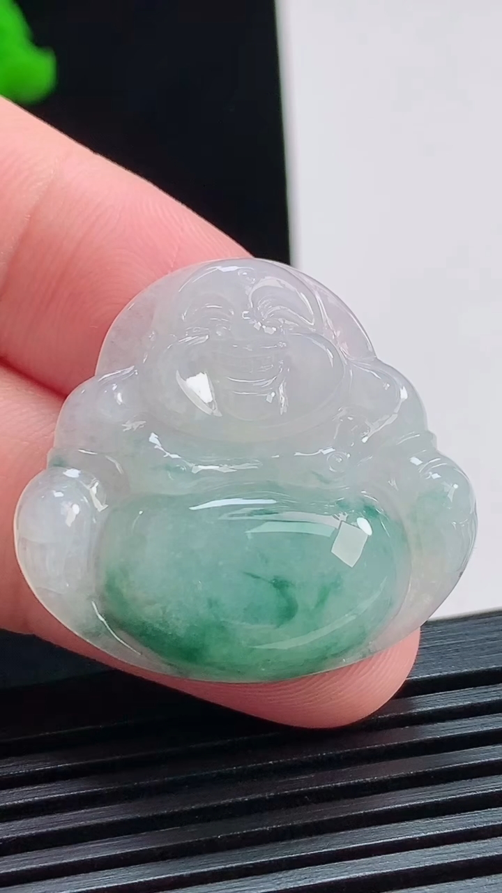 天然A货翡翠飘花佛公吊坠，尺寸30-32-5.8 重量:8.12g
8月3日